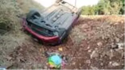Yoldan çıkan otomobil kanala devrildi: 5 yaralı Yoldan çıkan otomobil kanala devrildi: 5 yaralı