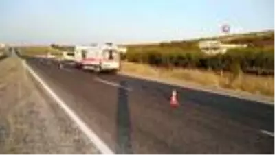 Yoldan çıkan otomobil kanala devrildi: 5 yaralı Yoldan çıkan otomobil kanala devrildi: 5 yaralı