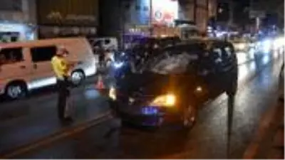 Yolun karşısına geçmeye çalışırken otomobil çarpan yaya, metrelerce sürüklendi Yolun karşısına geçmeye çalışırken otomobil çarpan yaya, metrelerce sürüklendi