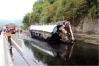 Son dakika haberi... Zift yüklü tanker devrildi, Bolu Dağı ulaşıma kapandı (2) Son dakika haberi... Zift yüklü tanker devrildi, Bolu Dağı ulaşıma kapandı (2)