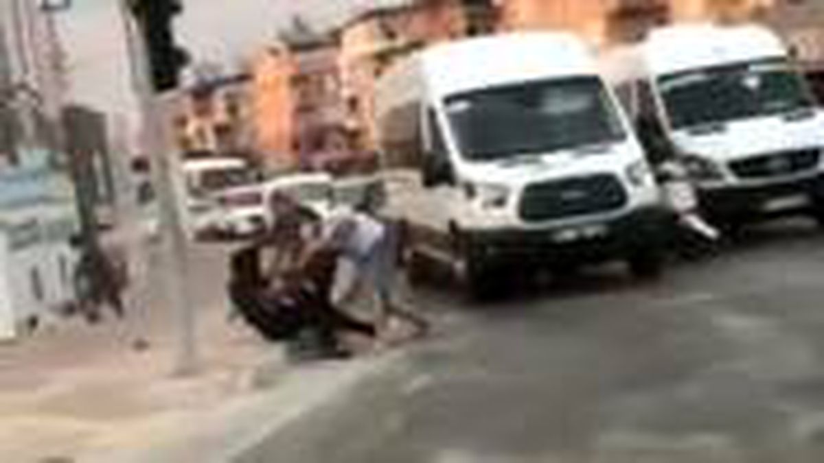 2 erkek ile 1 kadın, sokak ortasında sopalarla birbirine girdi! Kavga anları kamerada