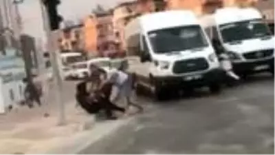 2 erkek ile 1 kadın, sokak ortasında sopalarla birbirine girdi! Kavga anları kamerada 2 erkek ile 1 kadın, sokak ortasında sopalarla birbirine girdi! Kavga anları kamerada