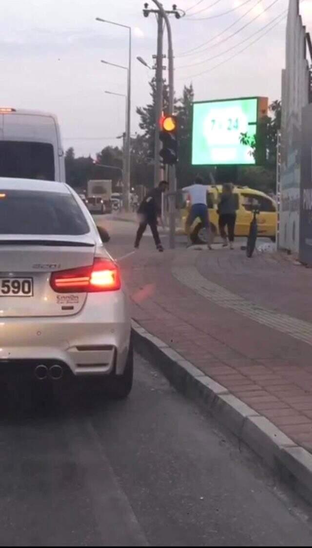 2 erkek ile 1 kadın sokak ortasında sopalarla birbirine girdi! O anlar kamerada 2 erkek ile 1 kadın sokak ortasında sopalarla birbirine girdi! O anlar kamerada