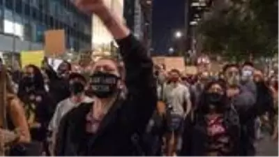 ABD'de Taylor davasından çıkan sonuca karşı başlayan protestolarda bir polis vuruldu ABD'de Taylor davasından çıkan sonuca karşı başlayan protestolarda bir polis vuruldu
