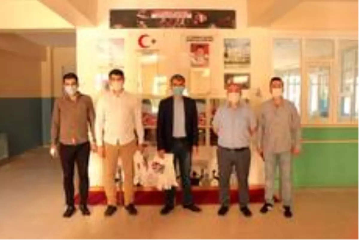 AK Parti'den öğrencilere hediye