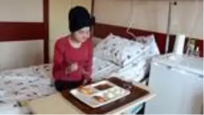 Ameliyat edilen kelebek hastası, ilk kez katı gıdayla beslendi – Ameliyat edilen kelebek hastası, ilk kez katı gıdayla beslendi –