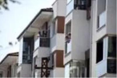 Apartman görevlisi ve eşi koronavirüse yakalandı, 500 kişi karantinaya alındı Apartman görevlisi ve eşi koronavirüse yakalandı, 500 kişi karantinaya alındı