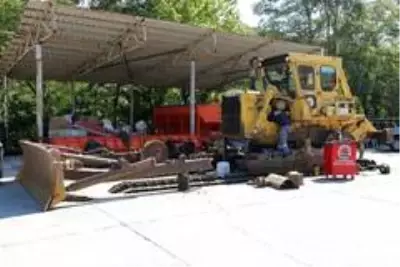 Atakum Belediyesi araç ve iş makinelerini kendi atölyelerinde tamir ediyor Atakum Belediyesi araç ve iş makinelerini kendi atölyelerinde tamir ediyor