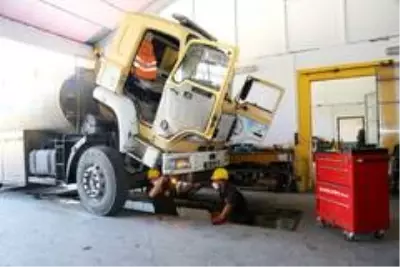 Atakum Belediyesi araç ve iş makinelerini kendi atölyelerinde tamir ediyor Atakum Belediyesi araç ve iş makinelerini kendi atölyelerinde tamir ediyor