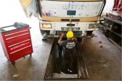 Atakum Belediyesi araç ve iş makinelerini kendi atölyelerinde tamir ediyor Atakum Belediyesi araç ve iş makinelerini kendi atölyelerinde tamir ediyor
