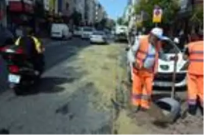 AVCILAR'DA ÇEKİCİNİN HİDROLİK YAĞI CADDEYE BOŞALDI, YOL TEK ŞERİTTEN VERİLDİ AVCILAR'DA ÇEKİCİNİN HİDROLİK YAĞI CADDEYE BOŞALDI, YOL TEK ŞERİTTEN VERİLDİ