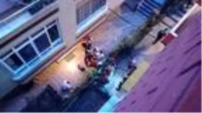 Balkondan düşen yaşlı adam bahçe duvarındaki demir korkuluklara saplandı Balkondan düşen yaşlı adam bahçe duvarındaki demir korkuluklara saplandı
