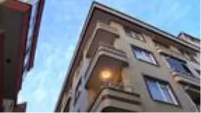 Balkondan düşen yaşlı adam bahçe duvarındaki demir korkuluklara saplandı Balkondan düşen yaşlı adam bahçe duvarındaki demir korkuluklara saplandı