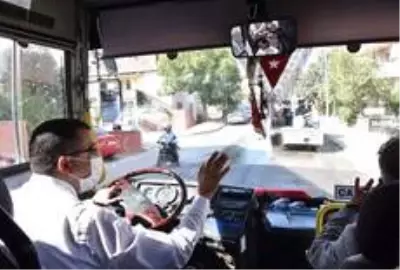 Başkan Öz direksiyona geçti, kutlamalara renk kattı Başkan Öz direksiyona geçti, kutlamalara renk kattı