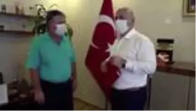 Belediye temizlik görevlisinin Türk bayrağı hassasiyeti Belediye temizlik görevlisinin Türk bayrağı hassasiyeti