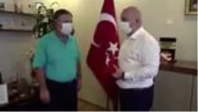 Belediye temizlik görevlisinin Türk bayrağı hassasiyeti Belediye temizlik görevlisinin Türk bayrağı hassasiyeti
