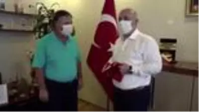 Belediye temizlik görevlisinin Türk bayrağı hassasiyeti Belediye temizlik görevlisinin Türk bayrağı hassasiyeti