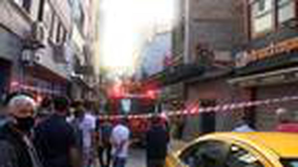 Beyoğlu'nda 3 katlı binanın çatısından düşen kadın ağır yaralandı