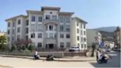 Bir pastaneciden 300 lira gasbettiği öne sürülen zanlı tutuklandı Bir pastaneciden 300 lira gasbettiği öne sürülen zanlı tutuklandı