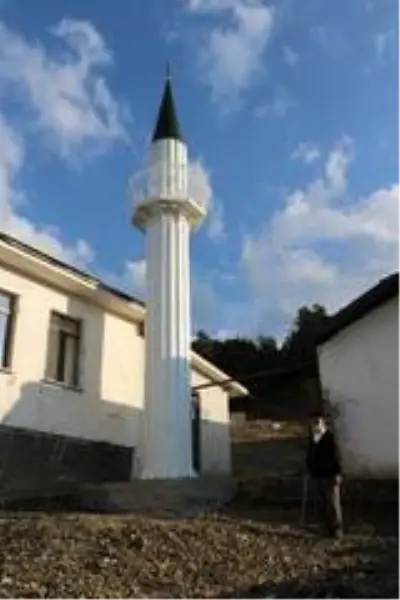 Caminin minaresi 500 kilometre mesafeden taşındı Caminin minaresi 500 kilometre mesafeden taşındı