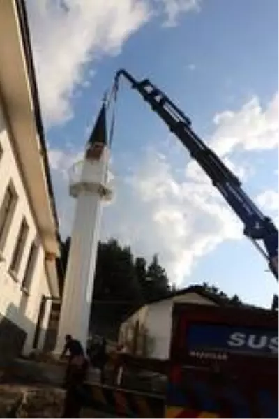 Caminin minaresi 500 kilometre mesafeden taşındı Caminin minaresi 500 kilometre mesafeden taşındı