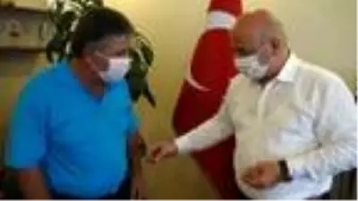 Çöpteki bayrağı çıkaran temizlik işçisine altın Çöpteki bayrağı çıkaran temizlik işçisine altın