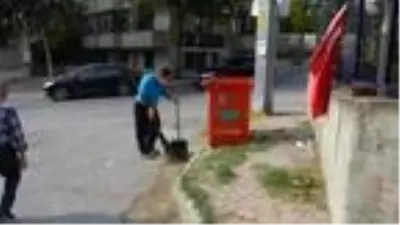 Çöpteki bayrağı çıkaran temizlik işçisine altın Çöpteki bayrağı çıkaran temizlik işçisine altın