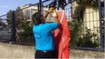 Çöpteki bayrağı çıkaran temizlik işçisine altın Çöpteki bayrağı çıkaran temizlik işçisine altın
