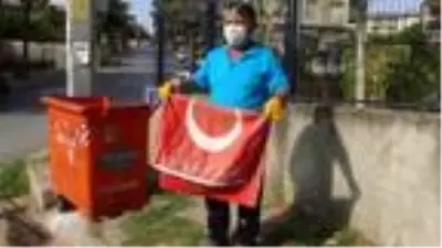 Çöpteki bayrağı çıkaran temizlik işçisine altın Çöpteki bayrağı çıkaran temizlik işçisine altın