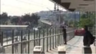 Elektrik arızası nedeniyle tramvaydan inen yolcular istasyona yürüdü Elektrik arızası nedeniyle tramvaydan inen yolcular istasyona yürüdü