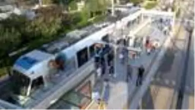 Elektrik arızası nedeniyle tramvaydan inen yolcular istasyona yürüdü Elektrik arızası nedeniyle tramvaydan inen yolcular istasyona yürüdü