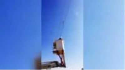Enerji nakil hattına takılan şahin kurtarıldı Enerji nakil hattına takılan şahin kurtarıldı