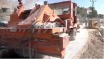 Erciş'te 13,5 kilometrelik grup mahalle yolunda asfalt çalışması Erciş'te 13,5 kilometrelik grup mahalle yolunda asfalt çalışması