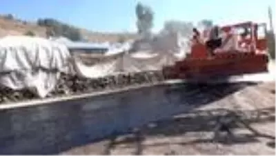 Erciş'te 13,5 kilometrelik grup mahalle yolunda asfalt çalışması Erciş'te 13,5 kilometrelik grup mahalle yolunda asfalt çalışması