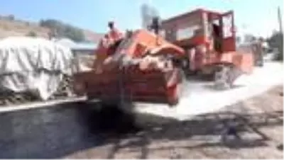 Erciş'te 13,5 kilometrelik grup mahalle yolunda asfalt çalışması Erciş'te 13,5 kilometrelik grup mahalle yolunda asfalt çalışması