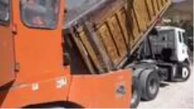 Erciş'te 13,5 kilometrelik grup mahalle yolunda asfalt çalışması Erciş'te 13,5 kilometrelik grup mahalle yolunda asfalt çalışması