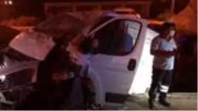 Filyasyon ekibi kaza yaptı: 2 yaralı Filyasyon ekibi kaza yaptı: 2 yaralı