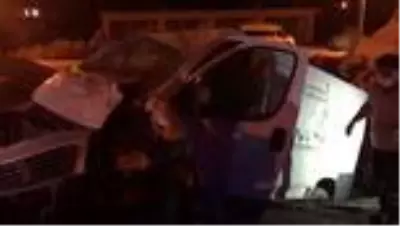 Filyasyon ekibi kaza yaptı: 2 yaralı Filyasyon ekibi kaza yaptı: 2 yaralı