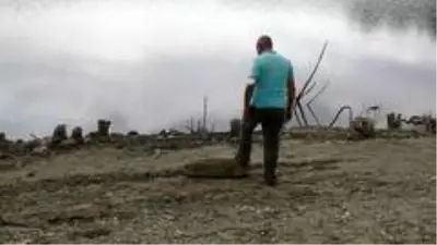 Göletin yanında eski mezarlık olduğunu duyan soluğu o köyde alda Göletin yanında eski mezarlık olduğunu duyan soluğu o köyde alda