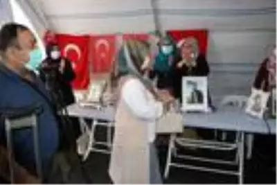 HDP önündeki eylemde 17'nci kavuşma; 5 yıllık hasret sona erdi (2) HDP önündeki eylemde 17'nci kavuşma; 5 yıllık hasret sona erdi (2)