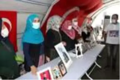 HDP önündeki eylemde 17'nci kavuşma; 5 yıllık hasret sona erdi (2) HDP önündeki eylemde 17'nci kavuşma; 5 yıllık hasret sona erdi (2)