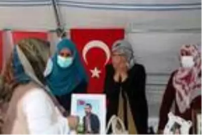 HDP önündeki eylemde 17'nci kavuşma; 5 yıllık hasret sona erdi (2) HDP önündeki eylemde 17'nci kavuşma; 5 yıllık hasret sona erdi (2)