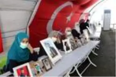 HDP önündeki eylemde 17'nci kavuşma; 5 yıllık hasret sona erdi (2) HDP önündeki eylemde 17'nci kavuşma; 5 yıllık hasret sona erdi (2)