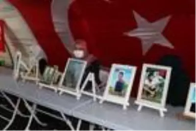 HDP önündeki eylemde 17'nci kavuşma; 5 yıllık hasret sona erdi (2) HDP önündeki eylemde 17'nci kavuşma; 5 yıllık hasret sona erdi (2)