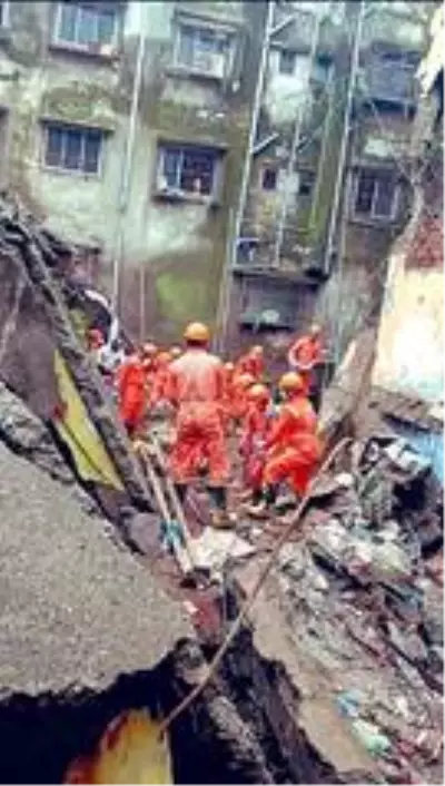 Hindistan'da çöken binada ölü sayısı 41'e yükseldi Hindistan'da çöken binada ölü sayısı 41'e yükseldi