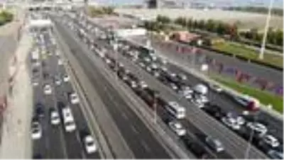 İstanbul'da deprem ve mesai bitimi trafiği olumsuz etkiledi İstanbul'da deprem ve mesai bitimi trafiği olumsuz etkiledi