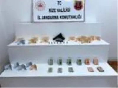İYİ Parti Rize İl Başkan Yardımcısı ve 8 kişi evde kumar oynarken yakalandı İYİ Parti Rize İl Başkan Yardımcısı ve 8 kişi evde kumar oynarken yakalandı