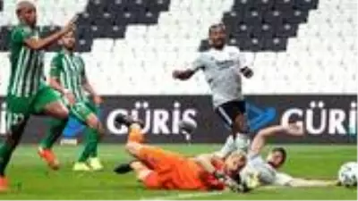 Jeremain Lens'in Rio Ave maçındaki performansı, Beşiktaş taraftarını çileden çıkardı Jeremain Lens'in Rio Ave maçındaki performansı, Beşiktaş taraftarını çileden çıkardı