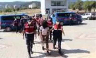 Otostopla durdurdukları araca binen 3 kadın, araçtaki engellinin 2 bin lirasını gasbetti Otostopla durdurdukları araca binen 3 kadın, araçtaki engellinin 2 bin lirasını gasbetti