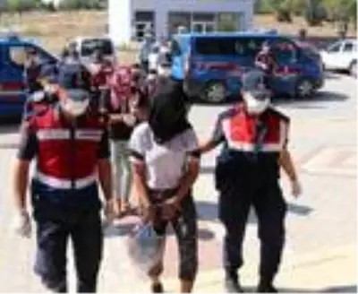 Otostopla durdurdukları araca binen 3 kadın, araçtaki engellinin 2 bin lirasını gasbetti Otostopla durdurdukları araca binen 3 kadın, araçtaki engellinin 2 bin lirasını gasbetti